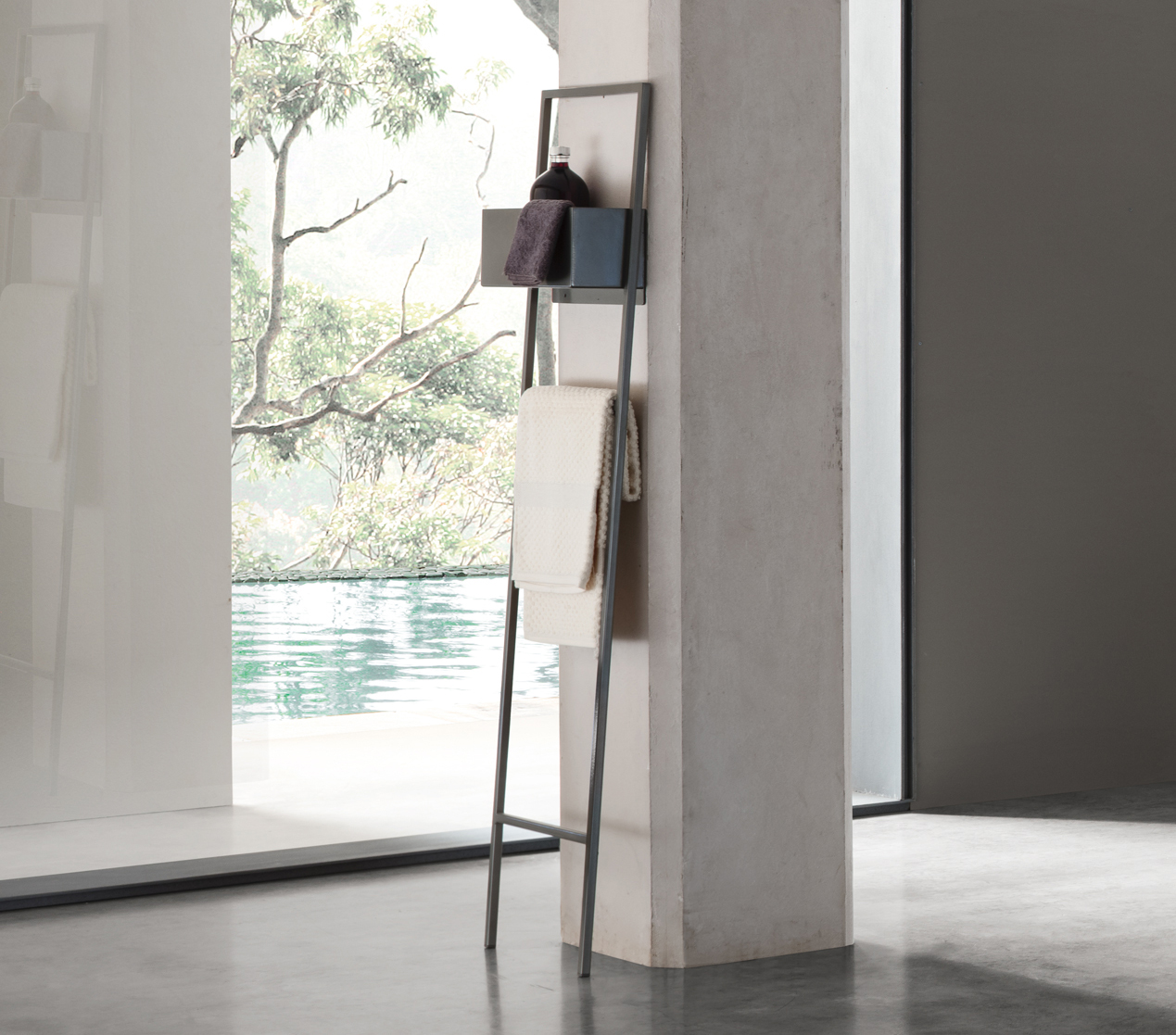 Arcom Dress holder appoggiato a una colonna Arcom Dress holder appoggiato a una colonna