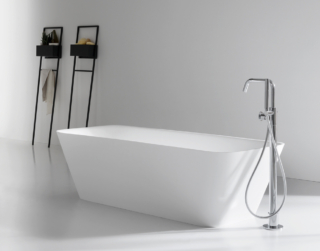 Arcom Dress holder in bagno vicino alla vasca Arcom Dress holder in bagno vicino alla vasca