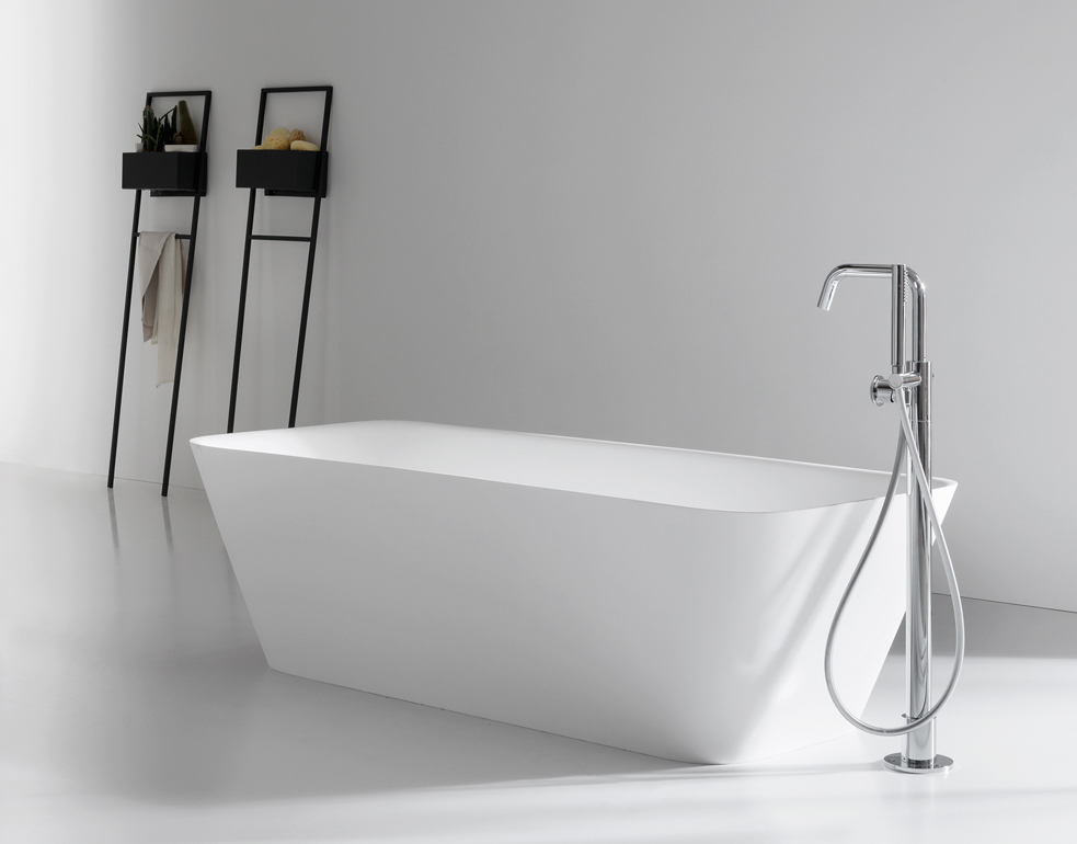 Arcom Dress holder in bagno vicino alla vasca Arcom Dress holder in bagno vicino alla vasca