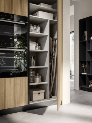 Colonna con portascope per angolo lavanderia, inseribile anche ad angolo con il modulo speciale Corner. Colonna con portascope per angolo lavanderia, inseribile anche ad angolo con il modulo speciale Corner.