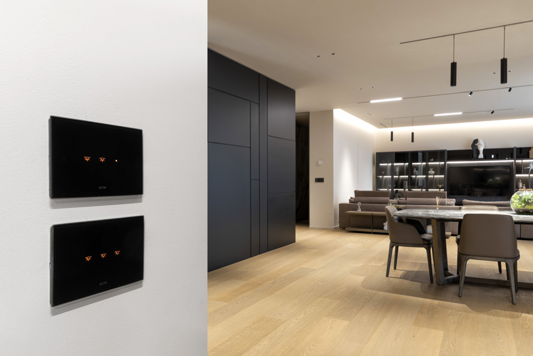 Comando domotico a sfioro, simboli retroilluminati Comando domotico a sfioro, simboli retroilluminati