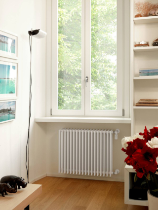 Deltacalor-Space-sotto-finestra-in-soggiorno-