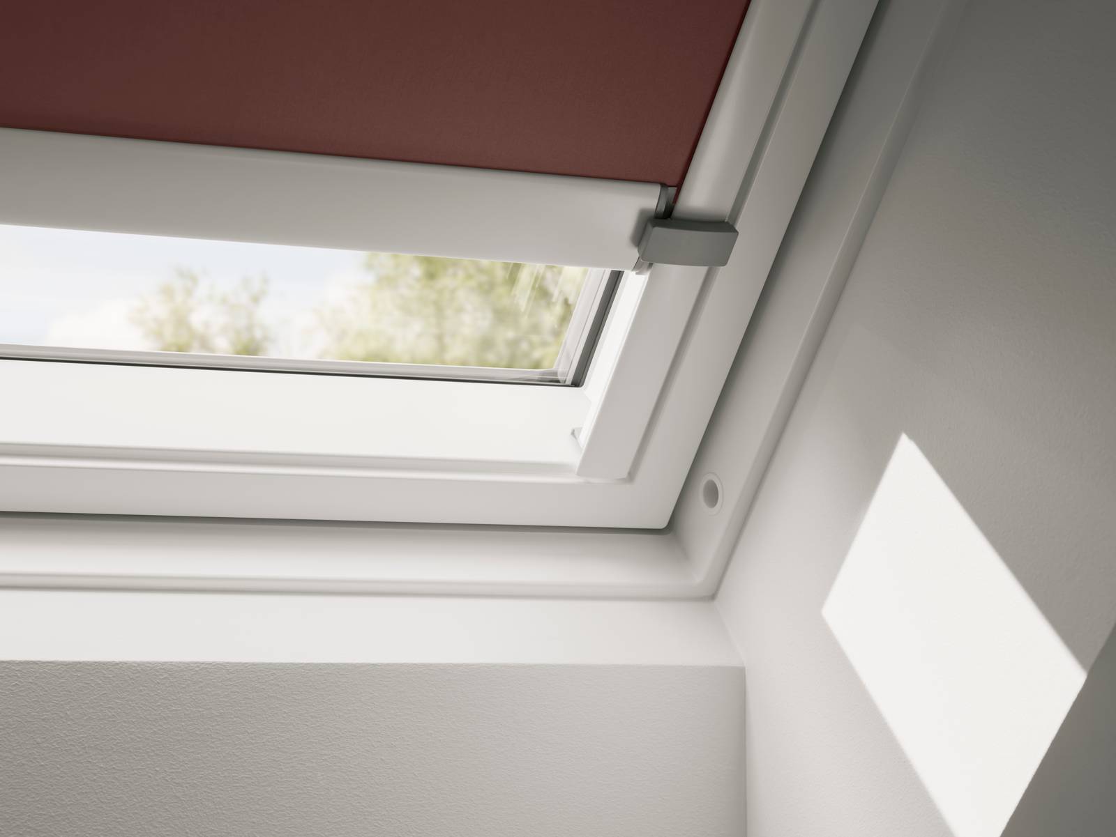 Le tende interne hanno diverse funzioni e personalizzano gli ambienti. Discrete ma importanti, sono fondamentali in mansarda, dove le finestre sul tetto sono maggiormente esposte a luce e calore.