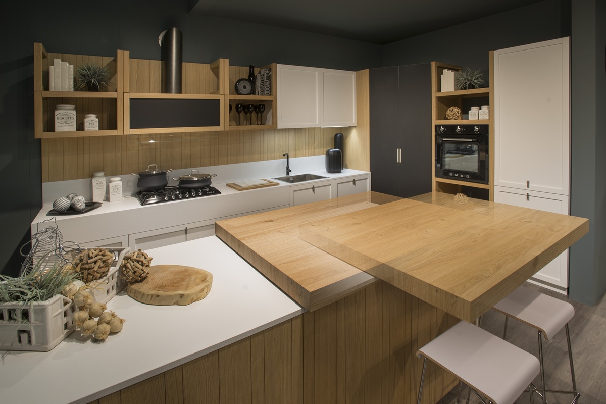 Slide di Dibiesse è una soluzione di tavolo a scomparsa costituita da un piano con lato 90×90, 1200×1200 oppure 127×95 mm e spessore 75 mm.
Questo piano ha una duplice funzione: piano da lavoro quando è “chiuso”; tavolo da appoggio quando invece lo si fa scivolare fuori dal top in cui è installato. Il bancone esce al massimo di 385 mm. www.dibiesse.it