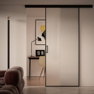 Porta U52 Stripes in vetro satinato extrachiaro che separa senza rinunciare alla luminosità. Nella nervatura verticale la luce si insinua, per diffondersi in un gioco di forme e volumi. Porta U52 Stripes in vetro satinato extrachiaro che separa senza rinunciare alla luminosità. Nella nervatura verticale la luce si insinua, per diffondersi in un gioco di forme e volumi.