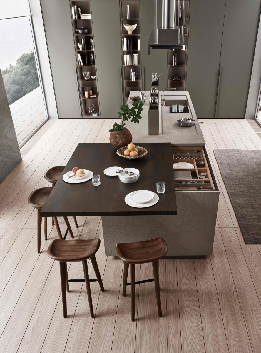 Il tavolo snack Move-on Plus della cucina Sign firmata da Ernestomeda è caratterizzato da un piano scorrevole che rivela il sottostante vano attrezzato portautensili, ottimizzando così lo spazio in cucina. Sign è caratterizzata da una grande varietà di materiali, finiture e strutture che offrono moltissime possibilità di combinazione e personalizzazione: sono circa duecento le alternative di scelta tra finiture e materiali, da quelli naturali fino ai più tecnici e innovativi.
Nella foto composizione con piano di lavoro in MDI Induction by Inalco in finitura Nevada con zona lavaggio/cottura integrate Able e induzione sottopiano. Il modello è arricchito dalla penisola scorrevole Move-on Plus, caratterizzata dal piano in Hi-melamine Rovere Teide e dal sottostante vano attrezzato in Hi-melamine Olmo Namib. www.ernestomeda.com