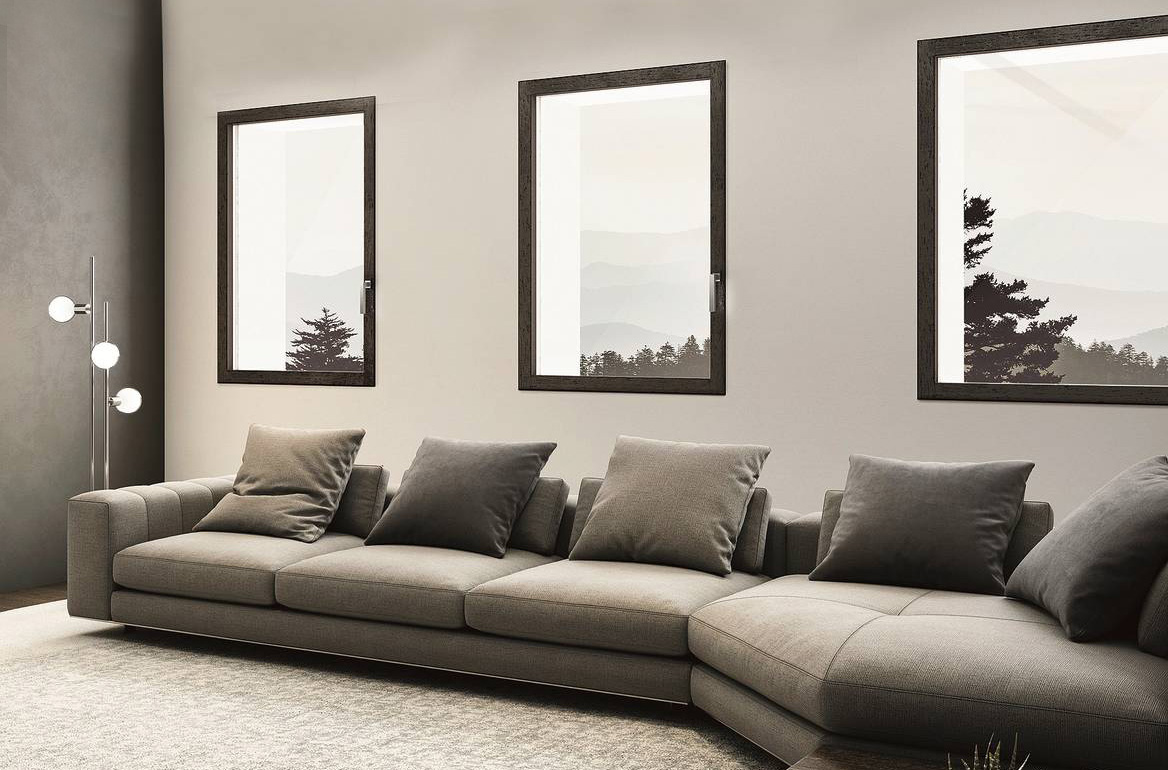 Minima di Finnova ha design squadrato e telaio da inserire nella muratura, lasciando a vista solo il vetro. In legno e alluminio, ha vetro doppio o triplo, tre guarnizioni e le cerniere possono essere a scomparsa. Offre trasmittanza termica fino a 0,80 W/m²K, sicurezza fino alla classe RC2. finnovasrl.it