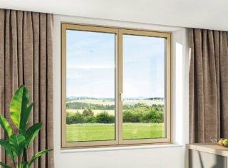 Design complanare tra telaio e anta per la finestra HF 520 di Internorm con profili in legno e alluminio. Ha tre guarnizioni, ferramenta nascosta, spessore a vista del profilo 101 mm. Ha isolamento termico Uw fino a 0,71 W/m²K, abbattimento acustico a 35-47 dB, sicurezza antieffrazione in RC2. www.internorm.com/it-it Design complanare tra telaio e anta per la finestra HF 520 di Internorm con profili in legno e alluminio. Ha tre guarnizioni, ferramenta nascosta, spessore a vista del profilo 101 mm. Ha isolamento termico Uw fino a 0,71 W/m²K, abbattimento acustico a 35-47 dB, sicurezza antieffrazione in RC2. www.internorm.com/it-it
