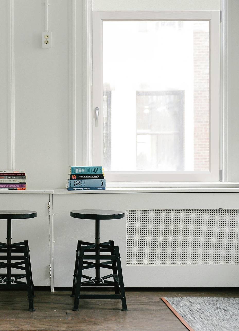 Il legno della struttura di City 2.0 di Navello è rivestito all’esterno in alluminio. La vetrocamera di tipo basso emissivo e tre guarnizioni garantiscono trasmittanza Uw a 0,96 W/m²K. Il telaio esterno è incassato nel muro. Nella misura L 80 x H 130 cm, in pino FJ laccato bianco, costa da 980 euro + Iva. www.navello.it