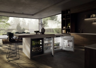 Le cantinette da vino sottopiano sono parte della promozione e sono perfette per dare quel tocco di eleganza e di design all’ambiente cucina. Disponibili alte 86 a o 92 cm, offrono la massima flessibilità in termini di organizzazione e capienza. Sono dotate di tecnologie e funzionalità per conservare al meglio la qualità del vino, tra queste UVProtect Plus, la tripla protezione dai danni da raggi UV, che si caratterizza per i tre strati protettivi in vetro fumé e un doppio strato in metallo; mentre TempProtect Plus consente una misurazione costante della temperatura grazie a due sensori che segnano immediatamente eventuali variazioni. Il massimo della conservazione è garantito anche dal sistema HumiditySelect che permette di regolare il livello di umidità e dalla funzione VibrateSafe che, grazie a compressori particolarmente silenziosi e a ripiani in legno di faggio massiccio, lascia che i vini invecchino in modo silenzioso e tranquillo. Le cantinette da vino sottopiano sono parte della promozione e sono perfette per dare quel tocco di eleganza e di design all’ambiente cucina. Disponibili alte 86 a o 92 cm, offrono la massima flessibilità in termini di organizzazione e capienza. Sono dotate di tecnologie e funzionalità per conservare al meglio la qualità del vino, tra queste UVProtect Plus, la tripla protezione dai danni da raggi UV, che si caratterizza per i tre strati protettivi in vetro fumé e un doppio strato in metallo; mentre TempProtect Plus consente una misurazione costante della temperatura grazie a due sensori che segnano immediatamente eventuali variazioni. Il massimo della conservazione è garantito anche dal sistema HumiditySelect che permette di regolare il livello di umidità e dalla funzione VibrateSafe che, grazie a compressori particolarmente silenziosi e a ripiani in legno di faggio massiccio, lascia che i vini invecchino in modo silenzioso e tranquillo.