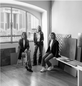 Lupettatelier composto da Isabella Franco, Francesca Longoni e Nicole Revelli, è
un contenitore creativo, un laboratorio di idee che ruota attorno alla ricerca continua.
Trattandosi di un luogo di lavoro aperto allo scambio, e alla comunicazione, Lupettatelier
plasma lo spazio per accogliere al suo interno vari flussi creativi, i quali contribuiscono
alla ricerca della bellezza, che può essere espressa in molteplici modalità, a partire proprio
dall’architettura stessa, che ne è generatrice.
I progetti realizzati da Lupettatelier volgono la loro attenzione alle esigenze del vivere lo
spazio domestico.
Per questo motivo lo studio è aperto allo scambio con artigiani qualificati e con fornitori del
settore, in grado di soddisfare tutte le necessità.
Ogni progetto è modellato per andare incontro alle volontà e alle abitudini della vita di tutti
i giorni. Lupettatelier composto da Isabella Franco, Francesca Longoni e Nicole Revelli, è
un contenitore creativo, un laboratorio di idee che ruota attorno alla ricerca continua.
Trattandosi di un luogo di lavoro aperto allo scambio, e alla comunicazione, Lupettatelier
plasma lo spazio per accogliere al suo interno vari flussi creativi, i quali contribuiscono
alla ricerca della bellezza, che può essere espressa in molteplici modalità, a partire proprio
dall’architettura stessa, che ne è generatrice.
I progetti realizzati da Lupettatelier volgono la loro attenzione alle esigenze del vivere lo
spazio domestico.
Per questo motivo lo studio è aperto allo scambio con artigiani qualificati e con fornitori del
settore, in grado di soddisfare tutte le necessità.
Ogni progetto è modellato per andare incontro alle volontà e alle abitudini della vita di tutti
i giorni.