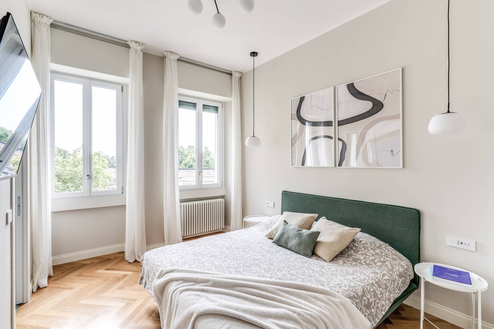 La camera da letto è anch'essa luminosa grazie alla coppia di finestre Prolux Evoluzion con finitura bianca e alle pareti di colore chiaro.