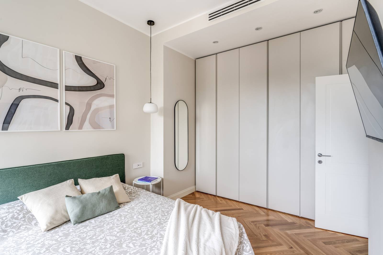 Un'ampia armadiatura è prevista in una zona ribassata dove passano gli impianti di climatizzazione.