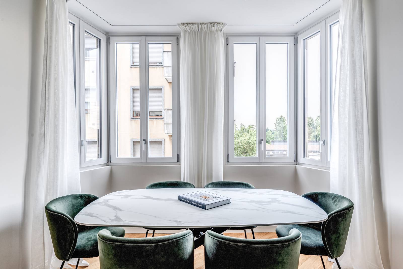 Il tavolo realizzato su misura ed è illuminato da quattro finestre, a creare un angolo molto luminoso.