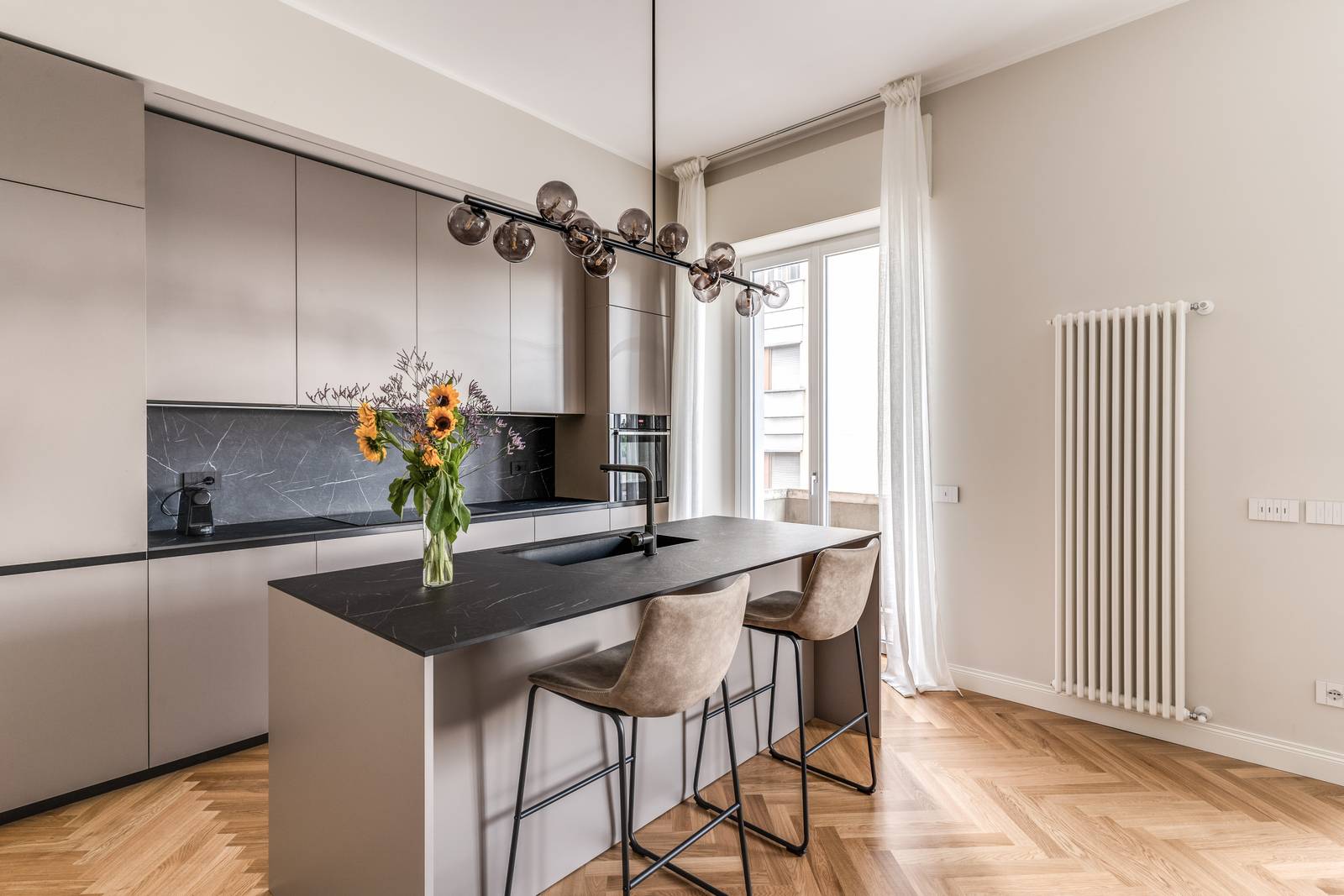 La cucina ha un'isola dedicata al lavaggio e preparazione dei cibi, oltre che a un pasto veloce.