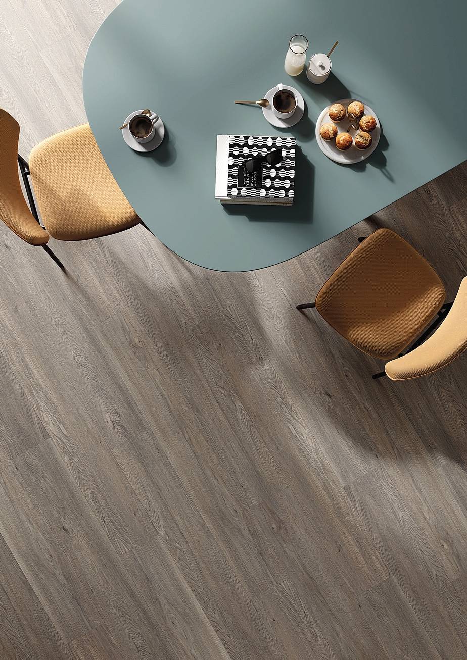 Flow55 di Flow è in SPC con effetto cemento o legno, qui nel decoro Dolomiti. Resistente ad acqua e usura da calpestio, ha materassino fonoassorbente incorporato e si posa a incastro. Ogni doga misura 228,6 x 15,2 cm, con spessore di 5,5 mm. Costa 41 euro/mq. www.pavimentoflow.it