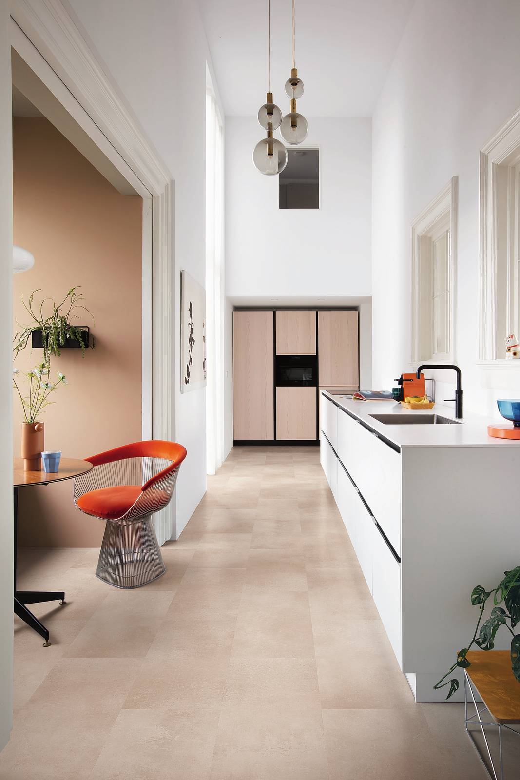 Finitura Roccia Corallina
di colore beige per il pavimento in vinile LVT Alpha Vinyl di Quick-Step. È impermeabile, resistente a usura e macchie, ha materassino integrato e si posa a incastro; anche con le serpentine. Misura 61 x 30,3 cm, spesso 5 mm. Costa 55 euro al mq + Iva. www.quick-step.it