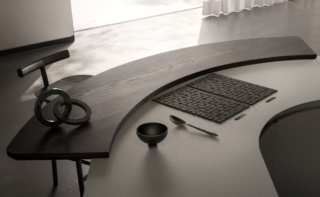 Tra i dettagli che fanno la differenza nelle cucine Pedini spicca il piano snack estraibile curvo in Rovere Carbone, un elemento scenografico che si apre sul top dell’isola, trasformando la cucina in uno spazio dinamico, fluido e aperto alla condivisione. Il meccanismo a scomparsa consente di nascondere o estrarre il piano con un semplice movimento, permettendo di gestire lo spazio secondo le esigenze del momento. www.pedini.it Tra i dettagli che fanno la differenza nelle cucine Pedini spicca il piano snack estraibile curvo in Rovere Carbone, un elemento scenografico che si apre sul top dell’isola, trasformando la cucina in uno spazio dinamico, fluido e aperto alla condivisione. Il meccanismo a scomparsa consente di nascondere o estrarre il piano con un semplice movimento, permettendo di gestire lo spazio secondo le esigenze del momento. www.pedini.it