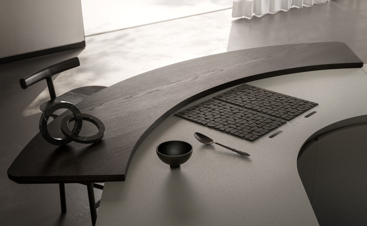 Tra i dettagli che fanno la differenza nelle cucine Pedini spicca il piano snack estraibile curvo in Rovere Carbone, un elemento scenografico che si apre sul top dell’isola, trasformando la cucina in uno spazio dinamico, fluido e aperto alla condivisione. Il meccanismo a scomparsa consente di nascondere o estrarre il piano con un semplice movimento, permettendo di gestire lo spazio secondo le esigenze del momento. www.pedini.it