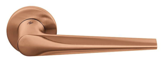 La luce sulla superficie di Peak di Colombo Design ne evidenzia le curve. In lega metallica Cromall® nelle finiture Cromo, Cromat, Neromat e con trattamento in PVD in Oromat, Vintage Mat e Graphite Mat. Costa da 113 euro. www.colombodesign.com La luce sulla superficie di Peak di Colombo Design ne evidenzia le curve. In lega metallica Cromall® nelle finiture Cromo, Cromat, Neromat e con trattamento in PVD in Oromat, Vintage Mat e Graphite Mat. Costa da 113 euro. www.colombodesign.com