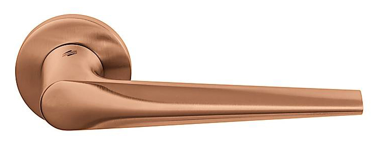 La luce sulla superficie di Peak di Colombo Design ne evidenzia le curve. In lega metallica Cromall® nelle finiture Cromo, Cromat, Neromat e con trattamento in PVD in Oromat, Vintage Mat e Graphite Mat. Costa da 113 euro. www.colombodesign.com