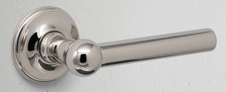 Finitura Nichel Lucido per Harper di Corston Architectural Detail, con meccanismo a molla interno che sostiene il peso dell’ottone nel tempo. Anche con finiture Bronzo e Ottone Antico. Costa 141,83 euro. www.corston.it Finitura Nichel Lucido per Harper di Corston Architectural Detail, con meccanismo a molla interno che sostiene il peso dell’ottone nel tempo. Anche con finiture Bronzo e Ottone Antico. Costa 141,83 euro. www.corston.it