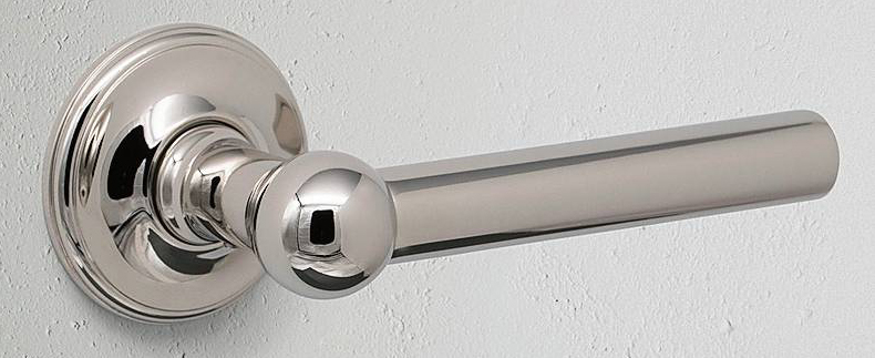 Finitura Nichel Lucido per Harper di Corston Architectural Detail, con meccanismo a molla interno che sostiene il peso dell’ottone nel tempo. Anche con finiture Bronzo e Ottone Antico. Costa 141,83 euro. www.corston.it