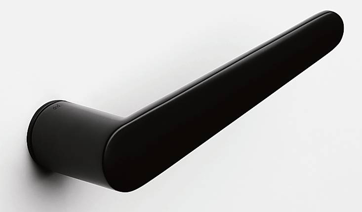 Leva di Dnd ha design con taglio netto frontale e parte interna arrotondata. In ottone,
è in otto finiture satinate. Costa 183,85 euro + Iva. www.dndhandles.it