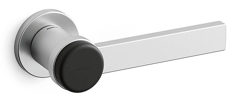 Design sostenibile per Calin di Mandelli1953, in ottone. È disponibile nelle finiture cromo satinato, oro satinato e nickel satinato opaco. Un tappo in gomma sulla parte più sporgente protegge la parete. Costa 190 euro + Iva. mandelli.it