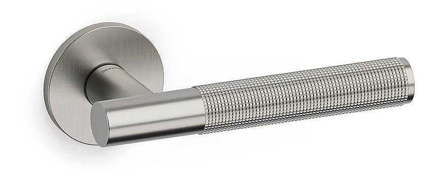 Il disegno in rilievo è la particolarità di Hybrid
di Olivari. In ottone, è nelle finiture Cromo lucido o nelle versioni satinate: Cromo, SuperOro, SuperInox, SuperBronzo e SuperAntracite. Costa da 220,20 euro + Iva. www.olivari.it