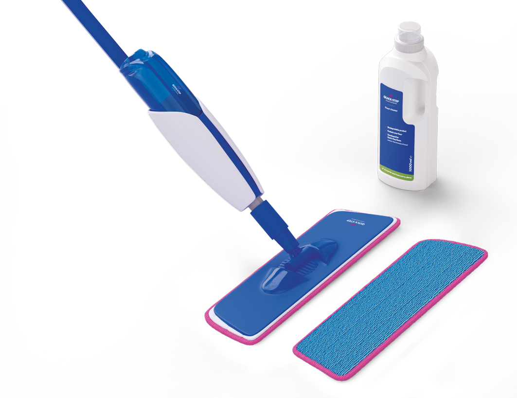 Il kit per la pulizia comprende supporto per panno dotato di serbatoio dell'acqua ricaricabile e
di una pratica leva per inumidire e pulire facilmente il pavimento.
Include anche un panno in microfibra lavabile e un flacone di detergente Quick-Step da 1 litro. Il kit per la pulizia comprende supporto per panno dotato di serbatoio dell'acqua ricaricabile e
di una pratica leva per inumidire e pulire facilmente il pavimento.
Include anche un panno in microfibra lavabile e un flacone di detergente Quick-Step da 1 litro.