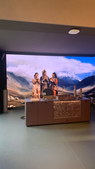 Un luogo che valorizza la cultura del progetto e promuove l’eccellenza del Made in Italy, attraverso installazioni visive, percorsi sensoriali e materiali d’avanguardia. Un invito a scoprire nuove modalità di abitare il bagno, in equilibrio tra funzionalità e poesia quotidiana. Un luogo che valorizza la cultura del progetto e promuove l’eccellenza del Made in Italy, attraverso installazioni visive, percorsi sensoriali e materiali d’avanguardia. Un invito a scoprire nuove modalità di abitare il bagno, in equilibrio tra funzionalità e poesia quotidiana.