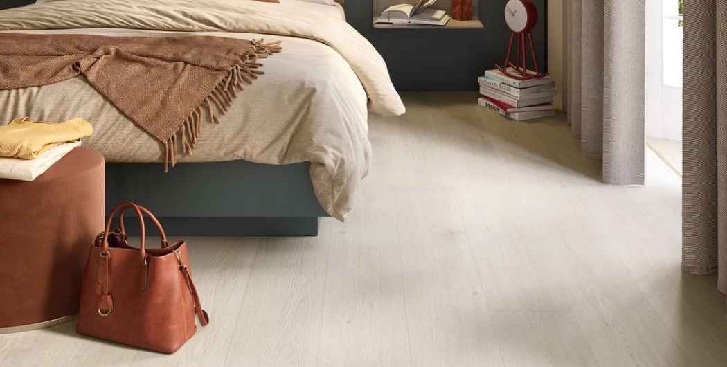 Pavimenti sottili per rivestire le vecchie piastrelle: PVC ed SPC per posa semplice e veloce Pavimenti sottili per rivestire le vecchie piastrelle: PVC ed SPC per posa semplice e veloce