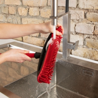 La scopa Vileda Pet Pro Always Clean ha setole in gomma con azione elettrostatica: catturano con facilità peli e sporco da pavimenti, moquette e tappeti, raggiungendo anche gli angoli più difficili. Dopo l’uso, un rapido risciacquo la conserva pulita e pronta all’uso. www.vileda.it La scopa Vileda Pet Pro Always Clean ha setole in gomma con azione elettrostatica: catturano con facilità peli e sporco da pavimenti, moquette e tappeti, raggiungendo anche gli angoli più difficili. Dopo l’uso, un rapido risciacquo la conserva pulita e pronta all’uso. www.vileda.it