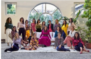 Selina Bertola NomadeNomade Architettura e Interior Design di Selina Bertola è uno studio di architettura con sede a
Milano. È stato fondato da Selina Bertola nel 2010 e opera nel campo dell’architettura e nell’interior
design in Italia e all’estero. I campi di maggiore attività dello studio sono quello residenziale e il
commerciale/retail. Una grande parte dei progetti dello studio sono situati all’estero (Caraibi, Congo,
Regno Unito, Francia, Germania, Svizzera…) oltre che in Italia, e questo rende ancora più riuscito il
nome dello studio. Quello di Nomade è team internazionale tutto al femminile, composto da di
architette e interior designers che con il loro background differente rappresentano il carattere unico,
forte e vario dello studio.
Nòmade o No-made? Si pronuncia in entrambi i modi! Nomade come architettura in movimento, in
viaggio, come volontà di esplorazione con il forte obiettivo di segnare “punti” in diverse parti del mondo.
Allo stesso tempo Nomade, no-made come il “non fatto” (ancora!), segno di tutto quello che ancora non
esiste e da Nomade verrà realizzato, seguendo la forte volontà di esplorare le infinite possibilità offerte
dal vivere di oggi.
Lo Studio si occupa di una vasta tipologia di progetti: da quelli residenziali agli uffici, dai progetti
commerciali al retail design. Il fulcro del loro lavoro è la comprensione di ciò che il cliente desidera. La
loro migliore abilità è la capacità di interpretare i bisogni del cliente: lo prendono per mano e lo
accompagniamo nella realizzazione di ciò che davvero desidera. Questa è in assoluto la fase più
delicata, quella intorno alla quale si svilupperanno tutte le altre, consecutivamente. Una volta identificati
i bisogni del cliente, a seconda della tipologia di incarico e di intervento da mettere in atto, si procede
con la stesura del concept: attraverso questa fase, dove viene identificato quale dovrà essere il risultato
finale, il team cerca di trasporre su carta tutto ciò che il cliente ha raccontato, dai suoi gusti stilistici alla
definizione degli ambienti e delle sue necessità specifiche. Dopo aver fatto sopralluoghi e rilievi tecnici
e ideato il concept, avuto il via libera del cliente, si procede con il mettere in pratica la fase progettuale:
vengono definiti quindi i lavori da eseguire, i permessi da richiedere e viene compilato il computo
metrico. Lo studio gestisce in modo puntuale i progetti in qualunque paese, dalla fase di concept, fino al
controllo dell’esecuzione dei lavori sul campo, grazie anche alla rete di fidati collaboratori, sparsi un po’
ovunque nel mondo. Ultimati questi step, non resta che procedere con il progetto esecutivo, ovvero la
rappresentazione più puntuale dei bisogni del cliente, che è la realizzazione delle finiture e di tutto
l’interior design. Il risultato che si ottiene non è mai frutto di una mente e di una professionalità uniche,
ma è un mix di competenze, di creatività e, naturalmente, l’espressione più puntuale dei bisogni e dei
desideri espressi dal cliente.