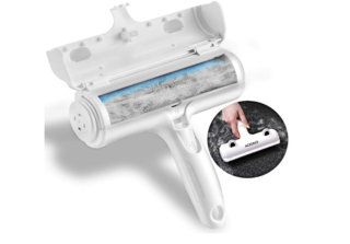 La spazzola togli peli animali Ace2Ace, grazie al rullo con materiale a carica statica, cattura i peli da tappeti, divani e letti. Basta passarlo avanti e indietro sul tessuto per rimuovere i peli senza fatica. È adatto a qualsiasi superficie: funziona su scale, tappeti, sedie, letti, divani, tende e moquette. Perfetto anche per lettini per gatti, tiragraffi, coperte, giochi in tessuto e coprimobili. È però meno efficace su superfici lisce, bagnate, in legno, piastrelle o pelle e non adatto a superfici che potrebbero arricciarsi o diventare instabili. Prezzo 18,04 euro. La spazzola togli peli animali Ace2Ace, grazie al rullo con materiale a carica statica, cattura i peli da tappeti, divani e letti. Basta passarlo avanti e indietro sul tessuto per rimuovere i peli senza fatica. È adatto a qualsiasi superficie: funziona su scale, tappeti, sedie, letti, divani, tende e moquette. Perfetto anche per lettini per gatti, tiragraffi, coperte, giochi in tessuto e coprimobili. È però meno efficace su superfici lisce, bagnate, in legno, piastrelle o pelle e non adatto a superfici che potrebbero arricciarsi o diventare instabili. Prezzo 18,04 euro.