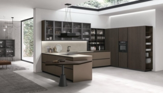 Con Metropoli di Stosa, la cucina diventa un spazio moderno, modulare e funzionale, che si adatta a ogni esigenza grazie all’Evolution System, un sistema che amplia profondità, altezze e capacità contenitiva offrendo massima libertà progettuale.A catturare lo sguardo è soprattutto il piano pentagonale integrato all’isola. Non è solo un’estensione del top, ma un dettaglio architettonico che invita alla convivialità. La sua forma insolita e avvolgente rompe la linearità tradizionale e crea un angolo dinamico, perfetto per chi desidera un’interazione fluida tra cucina e living. La finitura in Larice Brown, calda e materica, lo rende ancora più accogliente, mentre il gambone Plinto Round gli conferisce solidità e un tocco contemporaneo. www.stosa.cucine.com Con Metropoli di Stosa, la cucina diventa un spazio moderno, modulare e funzionale, che si adatta a ogni esigenza grazie all’Evolution System, un sistema che amplia profondità, altezze e capacità contenitiva offrendo massima libertà progettuale.A catturare lo sguardo è soprattutto il piano pentagonale integrato all’isola. Non è solo un’estensione del top, ma un dettaglio architettonico che invita alla convivialità. La sua forma insolita e avvolgente rompe la linearità tradizionale e crea un angolo dinamico, perfetto per chi desidera un’interazione fluida tra cucina e living. La finitura in Larice Brown, calda e materica, lo rende ancora più accogliente, mentre il gambone Plinto Round gli conferisce solidità e un tocco contemporaneo. www.stosa.cucine.com