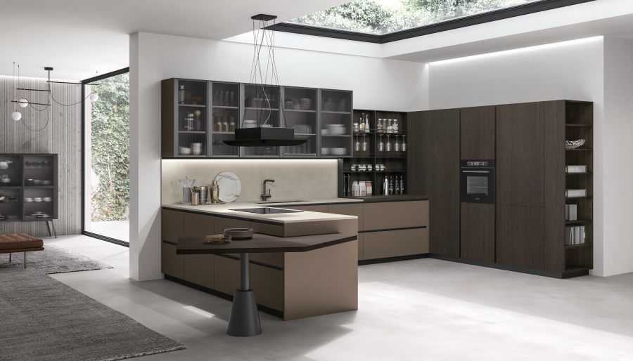 Con Metropoli di Stosa, la cucina diventa un spazio moderno, modulare e funzionale, che si adatta a ogni esigenza grazie all’Evolution System, un sistema che amplia profondità, altezze e capacità contenitiva offrendo massima libertà progettuale.A catturare lo sguardo è soprattutto il piano pentagonale integrato all’isola. Non è solo un’estensione del top, ma un dettaglio architettonico che invita alla convivialità. La sua forma insolita e avvolgente rompe la linearità tradizionale e crea un angolo dinamico, perfetto per chi desidera un’interazione fluida tra cucina e living. La finitura in Larice Brown, calda e materica, lo rende ancora più accogliente, mentre il gambone Plinto Round gli conferisce solidità e un tocco contemporaneo. www.stosa.cucine.com