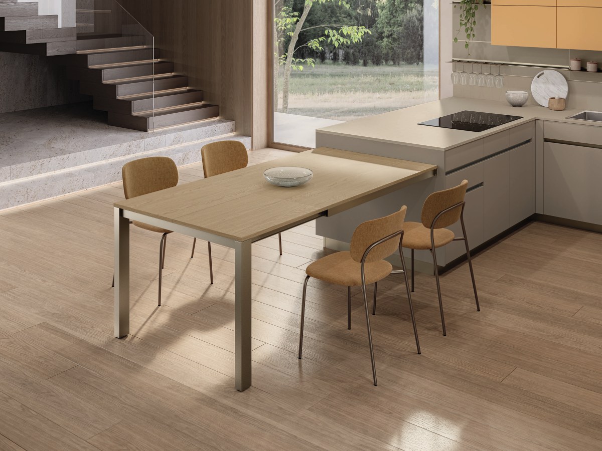 Il piano snack Open è il cuore della cucina Convivio di Veneta Cucine. Versatile e allungabile, si apre come un invito alla condivisione e trasforma l’ambiente con naturalezza: può essere tavolo da pranzo, piano d’appoggio o spazio di lavoro, adattandosi perfettamente alla vita di tutti i giorni.
Disponibile in tutte le finiture Veneta Cucine, si integra nella composizione, aggiungendo funzionalità senza interrompere la continuità estetica. Il prezzo per una base da 60 è di 368 euro Iva inclusa. www.venetacucine.com