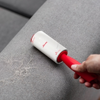 La spazzola adesiva Vileda Pet Pro Lint Roller rimuove rapidamente e con delicatezza tutti i peli dai tessuti. Una volta esauriti i 58 fogli adesivi monouso, sono disponibili i ricambi per continuare ad utilizzarla. www.vileda.it La spazzola adesiva Vileda Pet Pro Lint Roller rimuove rapidamente e con delicatezza tutti i peli dai tessuti. Una volta esauriti i 58 fogli adesivi monouso, sono disponibili i ricambi per continuare ad utilizzarla. www.vileda.it