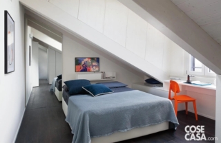 Nella camera da letto la parte della parete di altezza ridotta, situata a fianco del letto matrimoniale, è sfruttata al centimetro con mobili bassi e con una scrivania, di colore bianco per accrescere la luminosità e valorizzare quella esistente.
Il ripiano della scrivania è inquadrato dalla finestra che dona tanta luce e rende fruibile al meglio la postazione studio, ravvivata dalla presenza di una sedia di colore arancione che spicca su tutto il resto.
Progetto Bdstudio arch. Alberto Barbieri, Via Caravaggio 2, Milano Segrate, Tel. 02/94343531 http://www.bdstudio.com - Foto Cristina Fiorentini - Styling Laura Mauceri Nella camera da letto la parte della parete di altezza ridotta, situata a fianco del letto matrimoniale, è sfruttata al centimetro con mobili bassi e con una scrivania, di colore bianco per accrescere la luminosità e valorizzare quella esistente.
Il ripiano della scrivania è inquadrato dalla finestra che dona tanta luce e rende fruibile al meglio la postazione studio, ravvivata dalla presenza di una sedia di colore arancione che spicca su tutto il resto.
Progetto Bdstudio arch. Alberto Barbieri, Via Caravaggio 2, Milano Segrate, Tel. 02/94343531 http://www.bdstudio.com - Foto Cristina Fiorentini - Styling Laura Mauceri