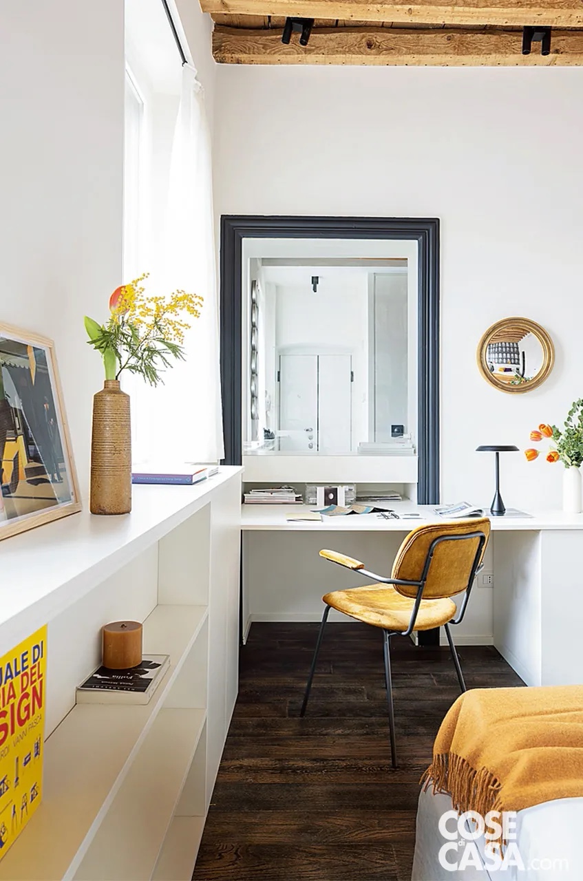 È il caso di questa camera da letto, nella quale è stata sistemata una postazione studio lungo uno dei lati in corrispondenza di un'apertura a vetrata interna alla casa, che collega la stanza al soggiorno. Lo spazioso scrittoio bianco, completato da una sedia imbottita di velluto e da una lampada, si trova sotto la vetrata che guarda verso la zona giorno: in questo modo non solo questo punto della stanza viene sfruttato, ma permette che il piano di lavoro riceva ulteriore luce in aggiunta a quella proveniente dalle finestre della camera.
Progetto architettonico e progetto di interni Bilune studio - Interior design e architettura Silvana Tombini interior designer, piazza Ferrari 22, Rimini Tel. 0541/25600 http://www.bilune.it - Direzione lavori arch. Stefania Denora, Alzaia Naviglio Pavese 260, Milano - Foto Cristina Galliena Bohman - Styling: Laura Mauceri