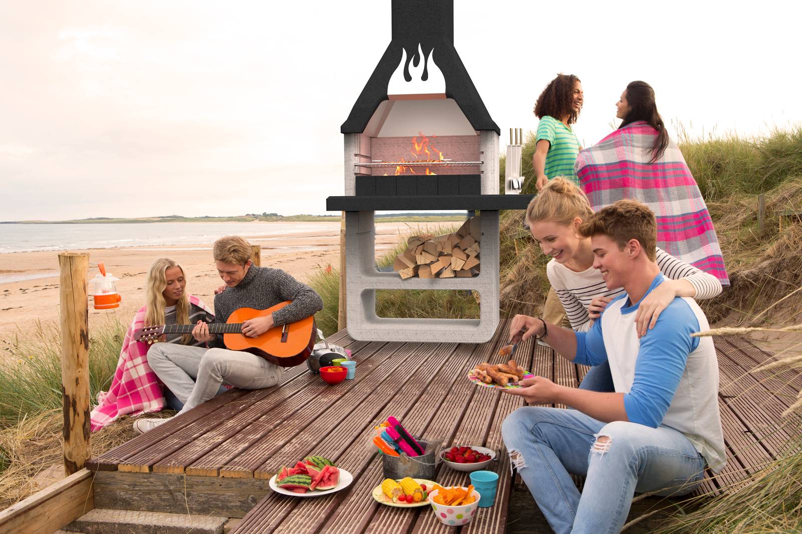 Attrezzato di contro cappa in metallo per l’utilizzo di legna, il barbecue in calcestruzzo alleggerito Prometeo di Sarom ha focolare con griglia di cottura cromata regolabile su 3 altezze. Facile da montare, è attrezzato con base con pratico ripiano. Misura L 125 x P 64 x H 215,5 cm. Prezzo da rivenditore. www.saromfuoco.it