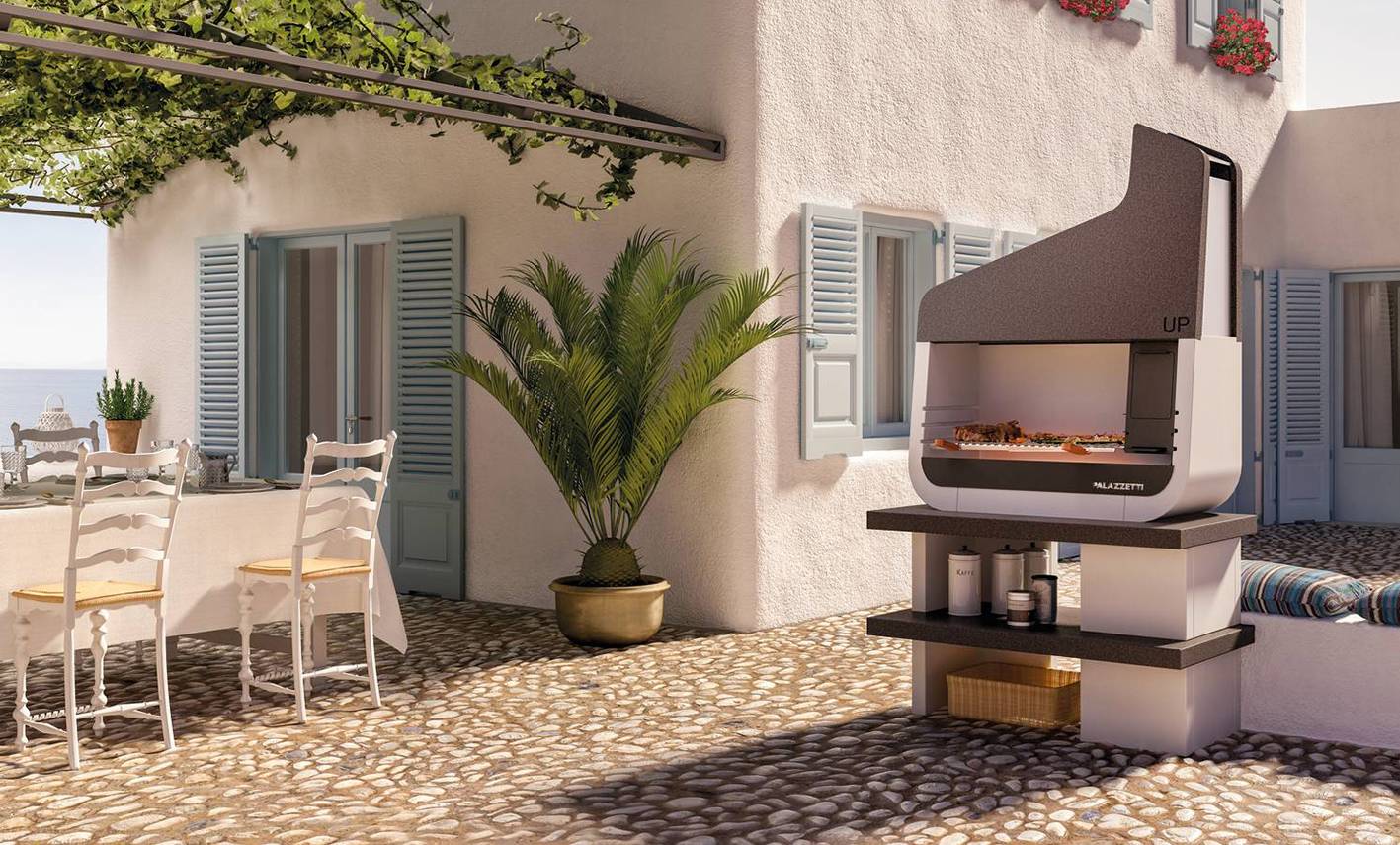 Il design avveniristico caratterizza il barbecue Up di di Palazzetti in Giardino che si può appoggiare su un piano preesistente o abbinare al suo basamento. È realizzato interamente in Marmotech bianco e la cappa, sempre in Marmotech colorata in massa, ha inserti in acciaio inox. Il braciere laterale è chiuso e ha un accesso dedicato per facilitare l’accensione della fiamma e la griglia mobile, che si aziona manualmente, permette il deflusso delle braci prodotte direttamente sotto la griglia. Misura L 109 x P 51 x H 139 cm. Prezzo 1.560 euro. ingiardino.palazzetti.it