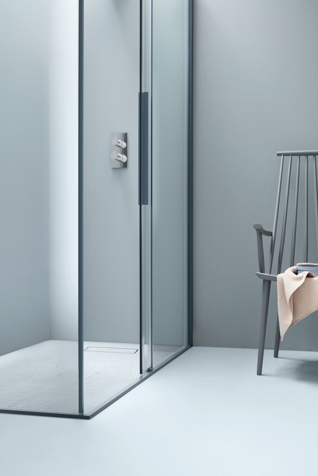 Ha un’anta scorrevole il box doccia Filo di Arblu dalle linee pulite e minimaliste. Il profilo inferiore è di ridotte dimensioni, mentre il vetro trattato anti-macchia garantisce una manutenzione agevole e una trasparenza cristallina nel tempo. Le finiture di serie dei profili sono argento lucido, Alublack, laccati opachi, Metal e Metal Brushed. L’anta ha una larghezza di 140 cm, il lato fisso di 62 cm. Prezzo, Iva esclusa, del solo box doccia 1.413 euro. www.arblu.it Ha un’anta scorrevole il box doccia Filo di Arblu dalle linee pulite e minimaliste. Il profilo inferiore è di ridotte dimensioni, mentre il vetro trattato anti-macchia garantisce una manutenzione agevole e una trasparenza cristallina nel tempo. Le finiture di serie dei profili sono argento lucido, Alublack, laccati opachi, Metal e Metal Brushed. L’anta ha una larghezza di 140 cm, il lato fisso di 62 cm. Prezzo, Iva esclusa, del solo box doccia 1.413 euro. www.arblu.it