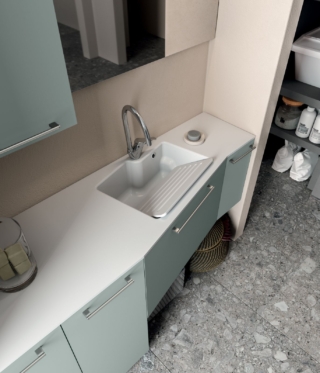 La composizione Regola di Cerasa laccata Verde Acqua opaco per il bagno di servizio si compone di una base lavatrice da 70 cm, una base lavatoio inclinata che misura L 70 x H 48 cm e una base con anta da 25 cm. Il piano è in Ocritec Bianco lucido con vasca integrata e asse lavabiancheria coordinata. Completano la composizione un pensile che misura L 70 x P 22 x H 72 cm, e uno specchio con lampada Flat a LED. Misura L 165 x P 51,3/36,3 cm. Prezzo, Iva esclusa, 3.674 euro. www.cerasa.it La composizione Regola di Cerasa laccata Verde Acqua opaco per il bagno di servizio si compone di una base lavatrice da 70 cm, una base lavatoio inclinata che misura L 70 x H 48 cm e una base con anta da 25 cm. Il piano è in Ocritec Bianco lucido con vasca integrata e asse lavabiancheria coordinata. Completano la composizione un pensile che misura L 70 x P 22 x H 72 cm, e uno specchio con lampada Flat a LED. Misura L 165 x P 51,3/36,3 cm. Prezzo, Iva esclusa, 3.674 euro. www.cerasa.it