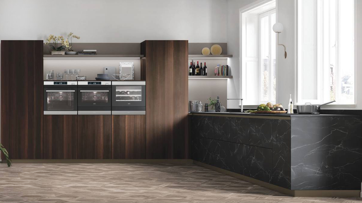 La composizione AL 32 di Arrex Le Cucine è compatta e lineare: gli elementi “vestono” l'angolo e  i moduli trovano posto sotto le due finestre. I frontali delle basi sono realizzati in HPL effetto marmo con venatura a vista, mentre quelli delle colonne sono declinate nella finitura Eucalipto Affumicato. Un modulo base da 60 cm, prezzo a partire da 351 euro + IVA. https://www.arrex.it La composizione AL 32 di Arrex Le Cucine è compatta e lineare: gli elementi “vestono” l'angolo e  i moduli trovano posto sotto le due finestre. I frontali delle basi sono realizzati in HPL effetto marmo con venatura a vista, mentre quelli delle colonne sono declinate nella finitura Eucalipto Affumicato. Un modulo base da 60 cm, prezzo a partire da 351 euro + IVA. https://www.arrex.it