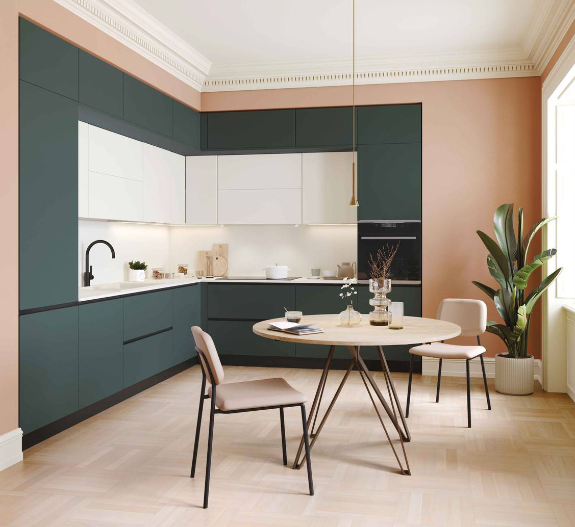 Gioca con un mix di colori la cucina Pratica 2425 di La Casa Moderna che si articola ad angolo ed è caratterizzata dalle basi e dalle colonne in nobilitato verde scuro e dai pensili in laccato lucido bianco che danno vita ad un raffinato contrasto con le pareti rosa. Il top è in laminato bianco. Prezzo a partire da 8.550 euro (con kit elettrodomestici, lavello e miscelatore; esclusi cappa e accessori). https://lacasamoderna.com Gioca con un mix di colori la cucina Pratica 2425 di La Casa Moderna che si articola ad angolo ed è caratterizzata dalle basi e dalle colonne in nobilitato verde scuro e dai pensili in laccato lucido bianco che danno vita ad un raffinato contrasto con le pareti rosa. Il top è in laminato bianco. Prezzo a partire da 8.550 euro (con kit elettrodomestici, lavello e miscelatore; esclusi cappa e accessori). https://lacasamoderna.com