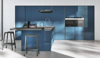 La composizione Color Trend di Stosa Cucine è caratterizzata da ante lisce in Laccato lucido Mediterraneo che evocano i riflessi dell'acqua; l'inserto in Rovere Termocotto Cannettato mette in risalto la colorazione delle basi dell'isola. Il top in Neolith Wulong è dotato di un piano snack in appoggio realizzato in Fenix Grigio Londra, in grado di scorrere in avanti o lateralmente. Un modulo base da 60 cm, prezzo a partire da 306 euro + Iva. https://www.stosacucine.com La composizione Color Trend di Stosa Cucine è caratterizzata da ante lisce in Laccato lucido Mediterraneo che evocano i riflessi dell'acqua; l'inserto in Rovere Termocotto Cannettato mette in risalto la colorazione delle basi dell'isola. Il top in Neolith Wulong è dotato di un piano snack in appoggio realizzato in Fenix Grigio Londra, in grado di scorrere in avanti o lateralmente. Un modulo base da 60 cm, prezzo a partire da 306 euro + Iva. https://www.stosacucine.com