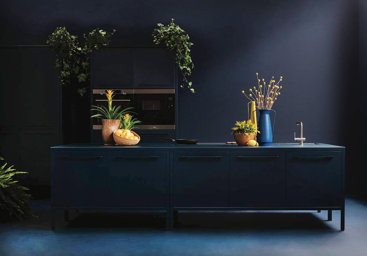 Ha il top in vetro acidato in tinta la composizione Frame Kitchen di Fantin: è completamente realizzata in resistente metallo 100% riciclabile, colorato con vernici atossiche, esenti da metalli pesanti, in un'intensa tonalità blu scuro. Prezzo su richiesta. https://www.fantin.com